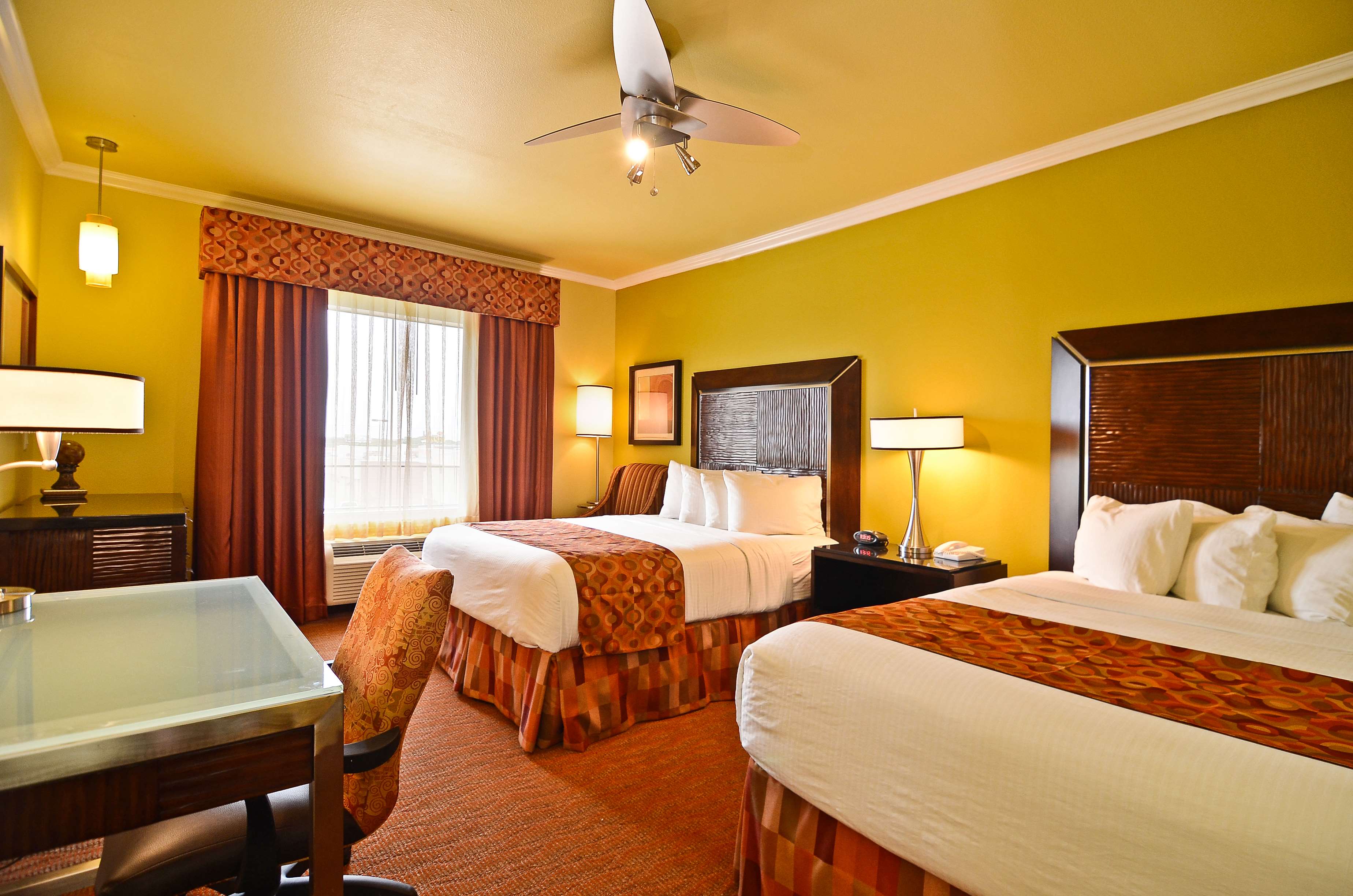 Best Western Plus Christopher Inn & Suites Room Type - Accessible - 2 Queen, Mobility Accessible, Communication Assistance, Bathtub, Non-Smoking, Full Brea Best Western Plus Christopher Inn & Suites Room Type - Accessible - 2 Queen, Mobility Accessible, Communication Assistance, Bathtub, Non-Smoking, Full Brea