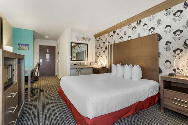Accessible - 1 King, Mobility Accessible, Communication Assistance, Bathtub, Microwave And Refrigerator, Non-Smoking, Full Breakfast