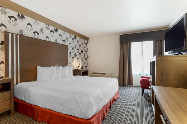 Accessible - 1 King, Mobility Accessible, Communication Assistance, Bathtub, Microwave And Refrigerator, Non-Smoking, Full Breakfast