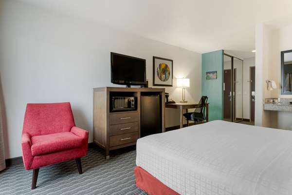 Accessible - 1 King, Mobility Accessible, Communication Assistance, Bathtub, Microwave And Refrigerator, Non-Smoking, Full Breakfast