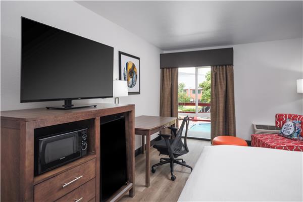 1 King Bed, Non-Smoking, Courtyard View, Work Desk, Microwave And Refrigerator, Wi-Fi, Full Breakfast