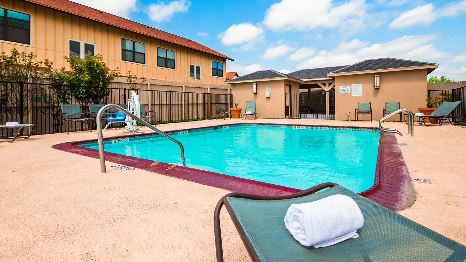 Best Western Plus Carrizo Springs Inn & Suites, TX See Discounts
