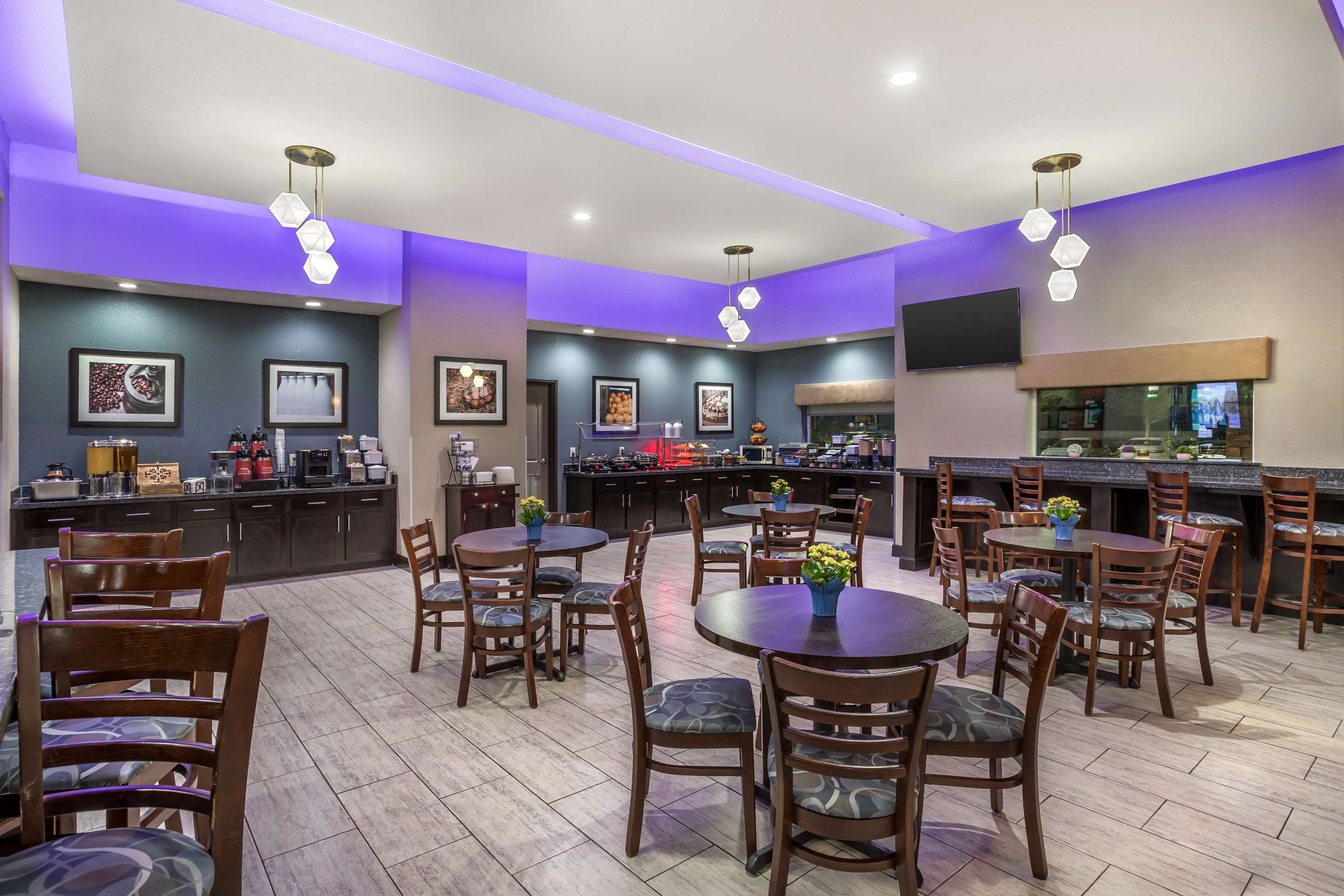 Breakfast Area | Best Western Plus Lake Jackson Inn & Suites