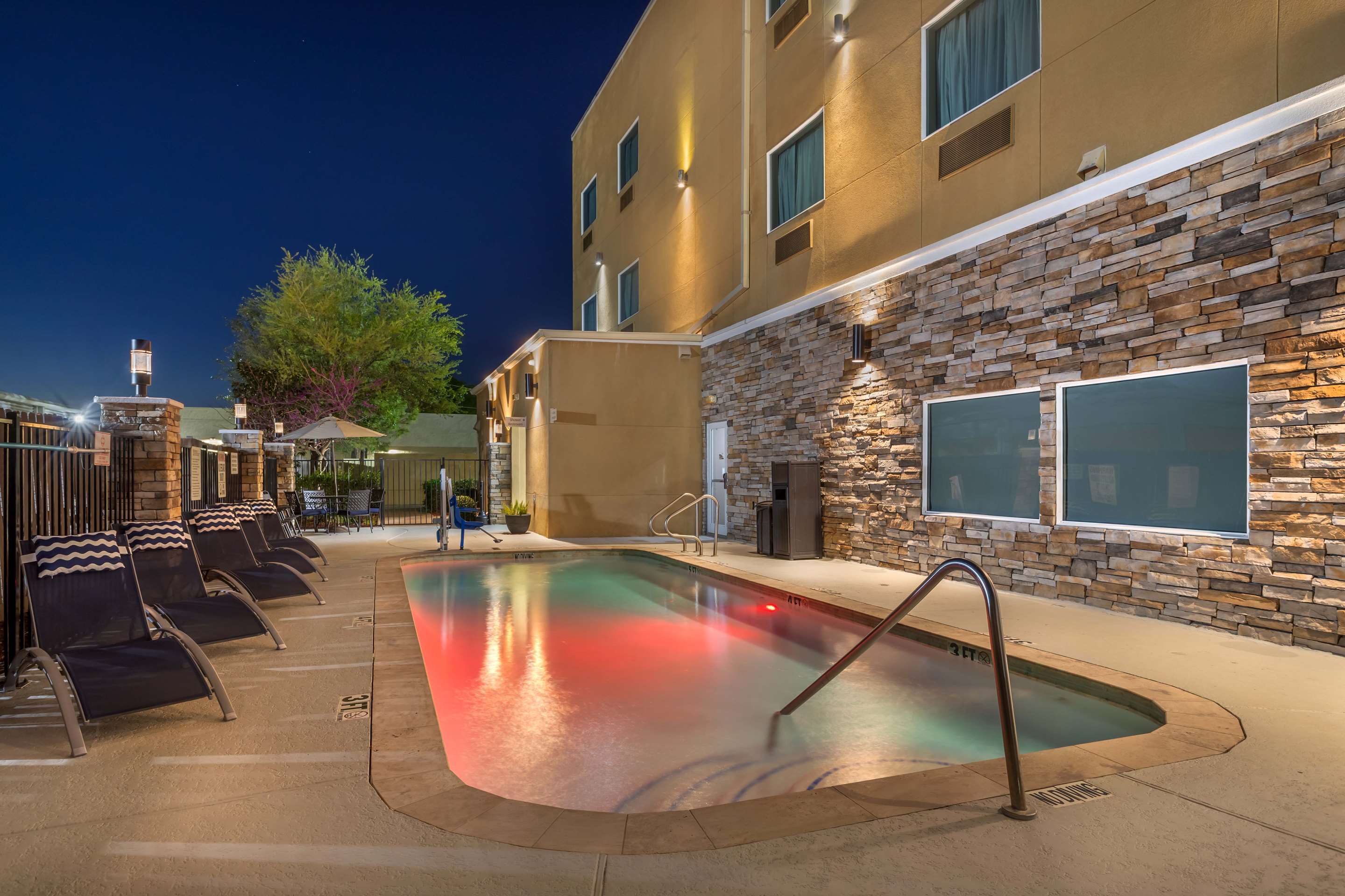 Outdoor Pool | Best Western Plus Lake Jackson Inn & Suites