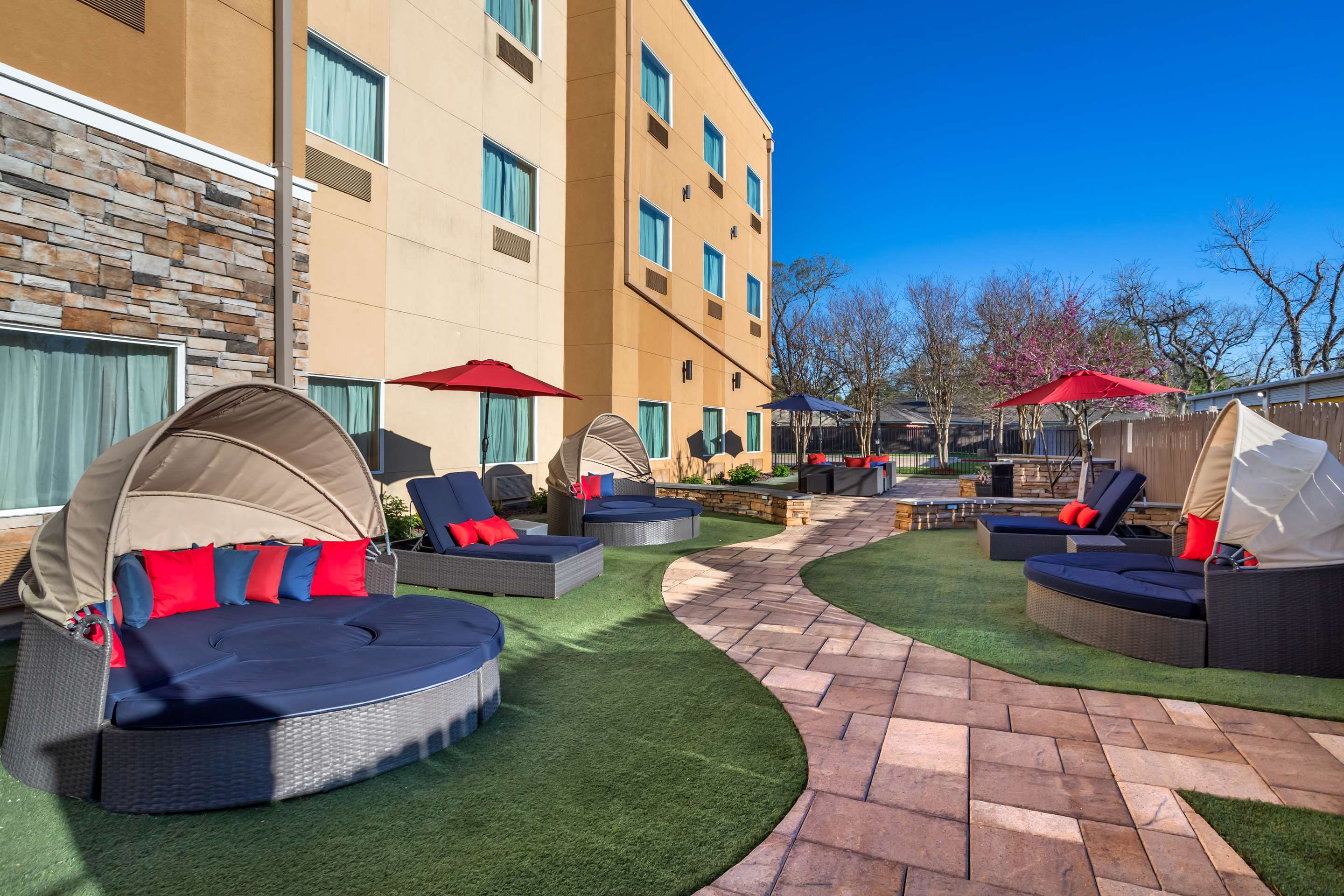 Patio | Best Western Plus Lake Jackson Inn & Suites