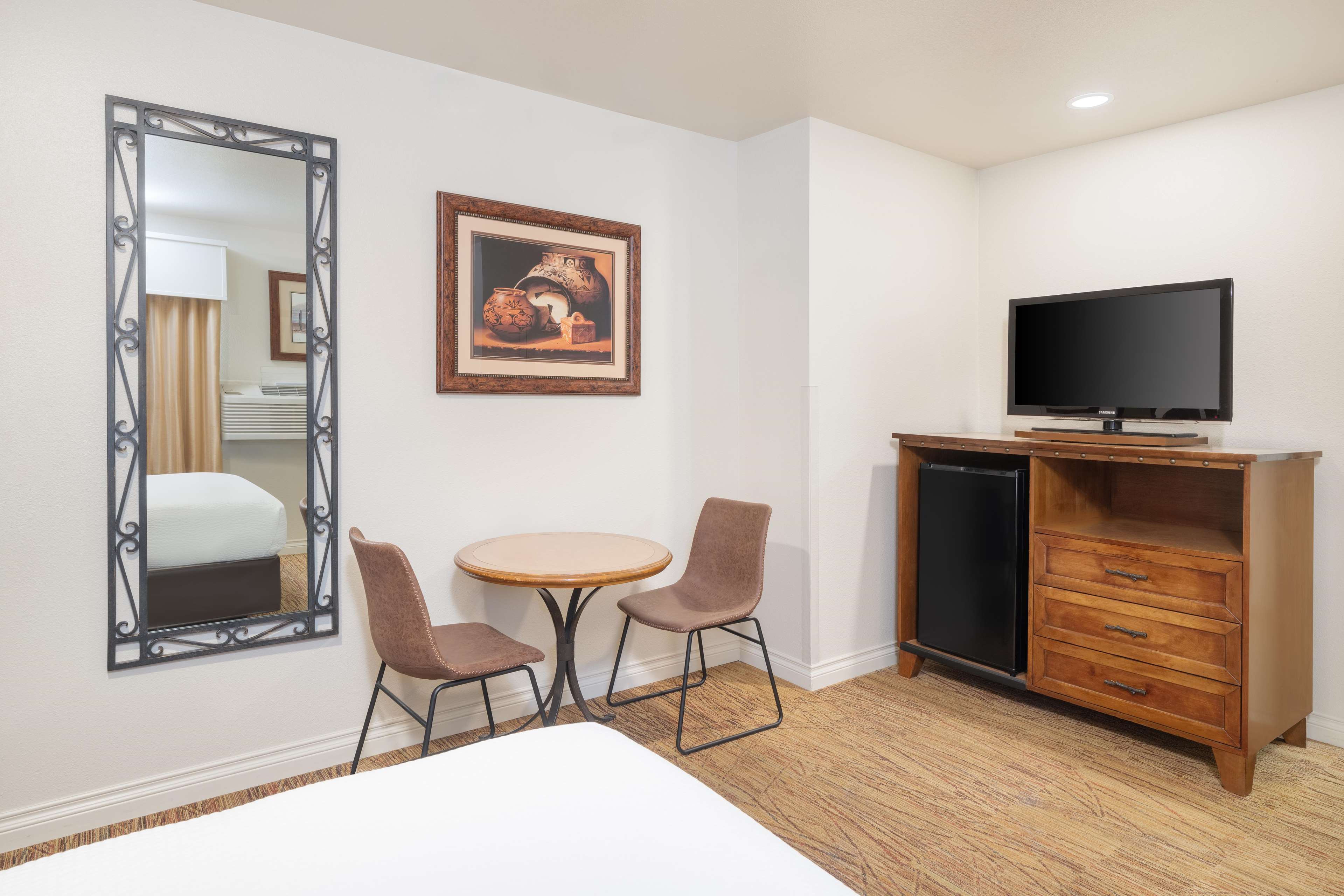 Best Western Red Hills Room Type - 1 Queen Bed, Non-Smoking, Hairdryer, Coffee Maker, Iron And Ironing Board, Dataport Phone, Full Brea Best Western Red Hills Room Type - 1 Queen Bed, Non-Smoking, Hairdryer, Coffee Maker, Iron And Ironing Board, Dataport Phone, Full Brea