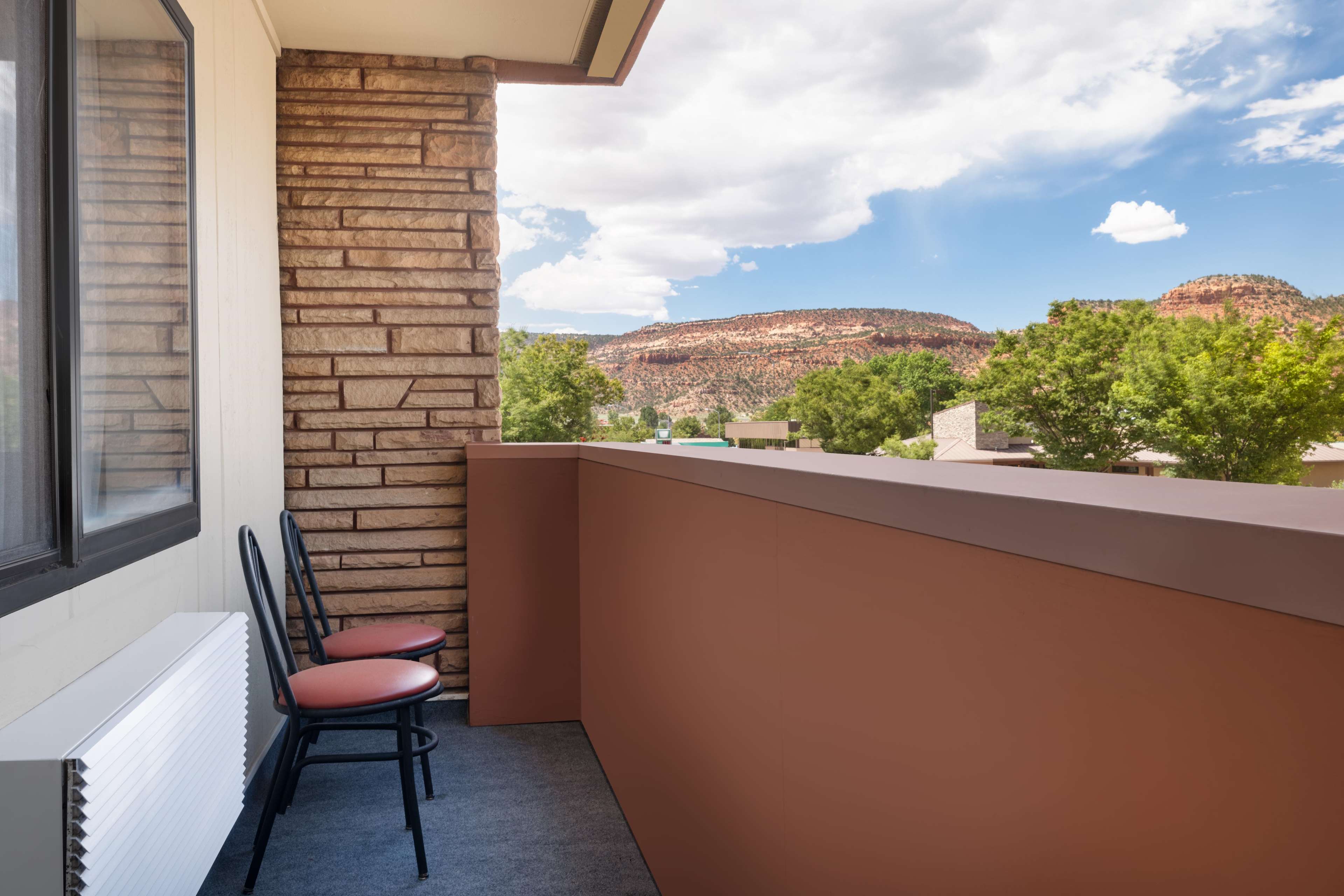 Best Western Red Hills Room Type - 1 King Bed, Non-Smoking, Hairdryer, Coffee Maker, Iron And Ironing Board, Dataport Phone, Full Break Best Western Red Hills Room Type - 1 King Bed, Non-Smoking, Hairdryer, Coffee Maker, Iron And Ironing Board, Dataport Phone, Full Break