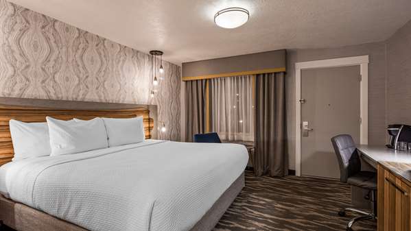 1 King Bed, Non-Smoking, High Speed Internet Access, 50 Inch Flat Screen Television, Microwave And Refrigerator, Coffee Maker, Hairdryer, Full Breakfast