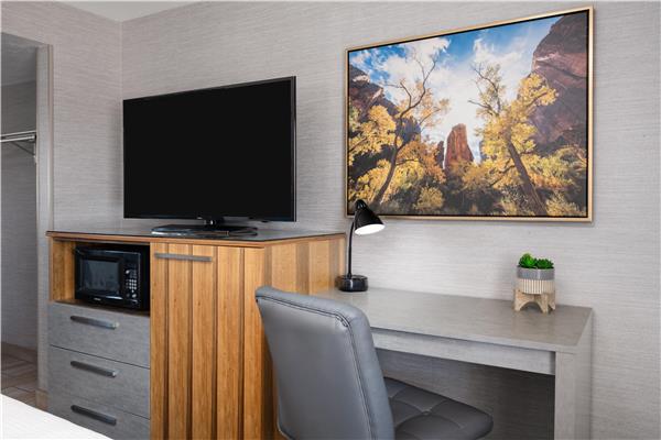 1 Queen Bed, Non-Smoking, High Speed Internet Access, 50 Inch Flat Screen Television, Microwave And Refrigerator, Coffee Maker, Hairdryer, Full Breakfast