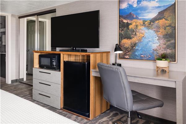 2 Queens 1 Double, Non-Smoking, Family Room, High Speed Internet Access, 50 Inch Flat Screen Television, Microwave And Refrigerator, Coffee Maker, Full Breakfast