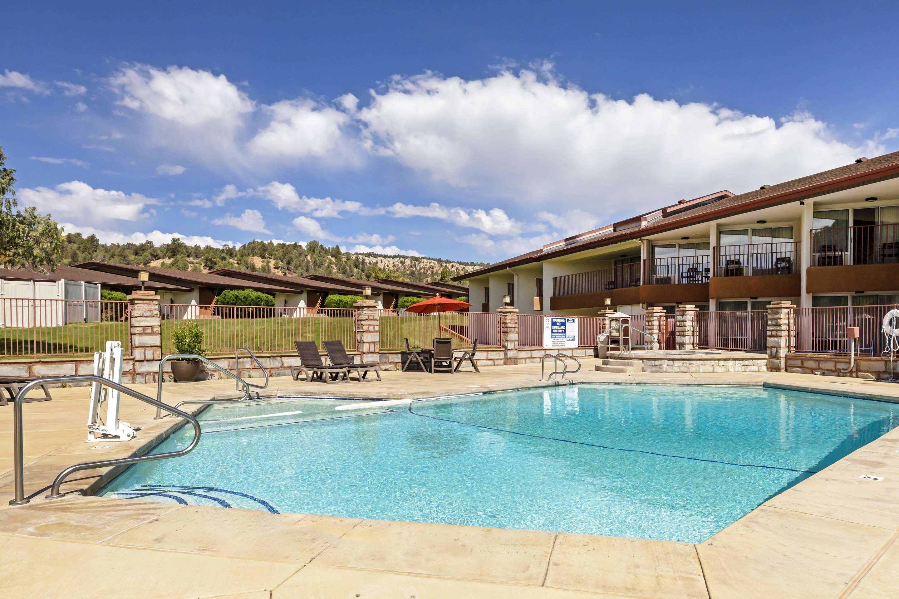 Outdoor Pool | Best Western East Zion Thunderbird Lodge