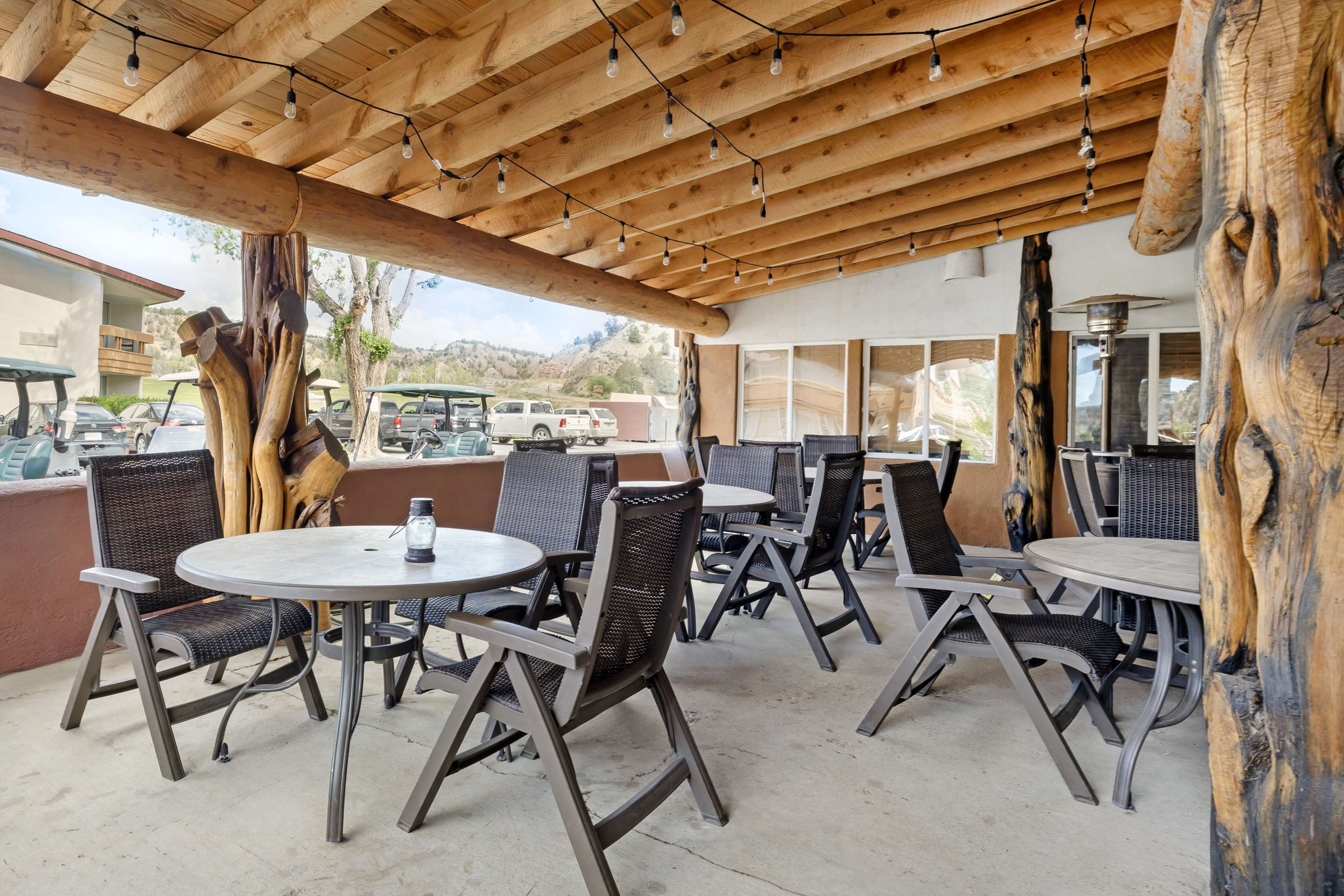 Outdoor Dining Area | Best Western East Zion Thunderbird Lodge