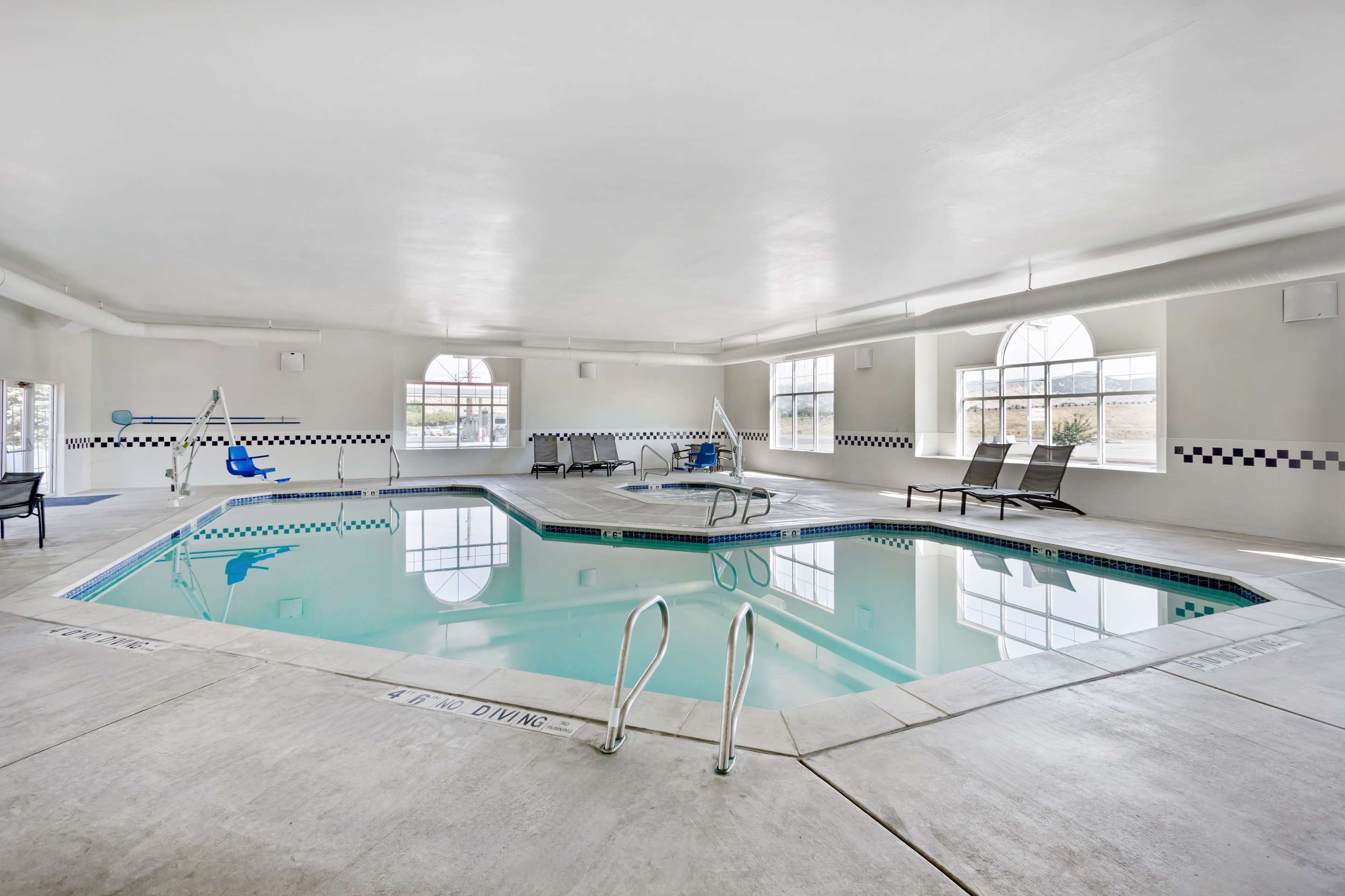 Indoor Pool | BEST WESTERN Holiday Hills
