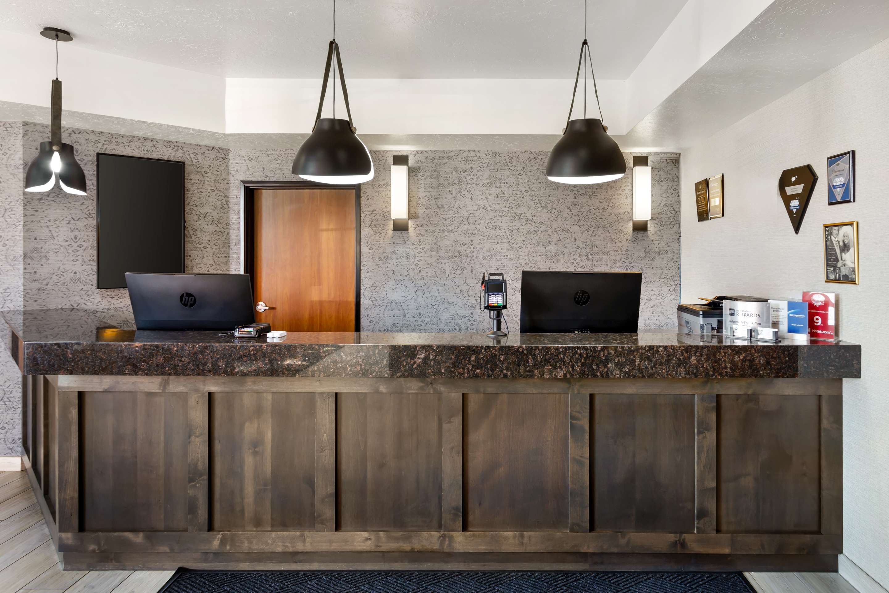 Front Desk/Reception | BEST WESTERN Holiday Hills