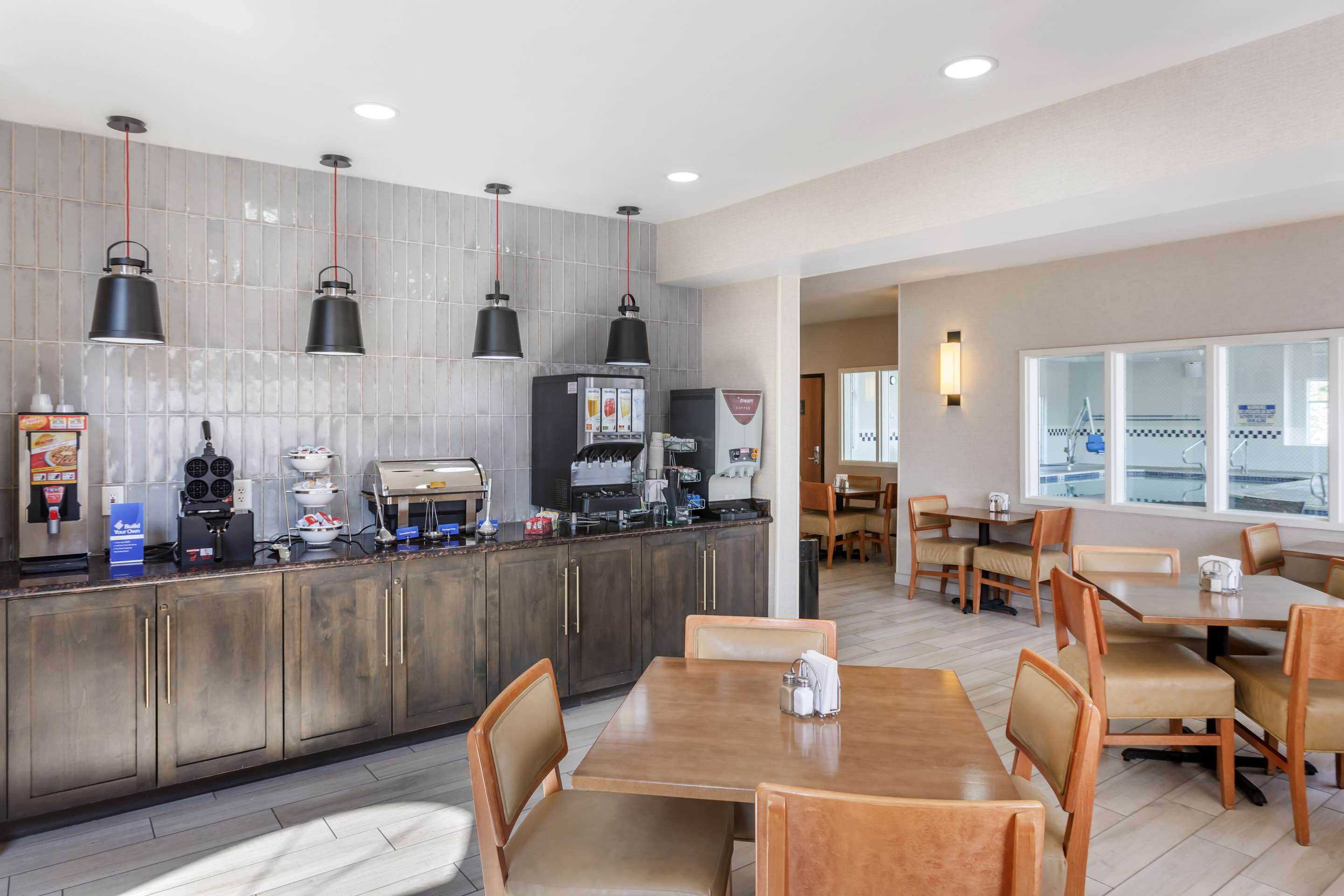 Breakfast Area | BEST WESTERN Holiday Hills