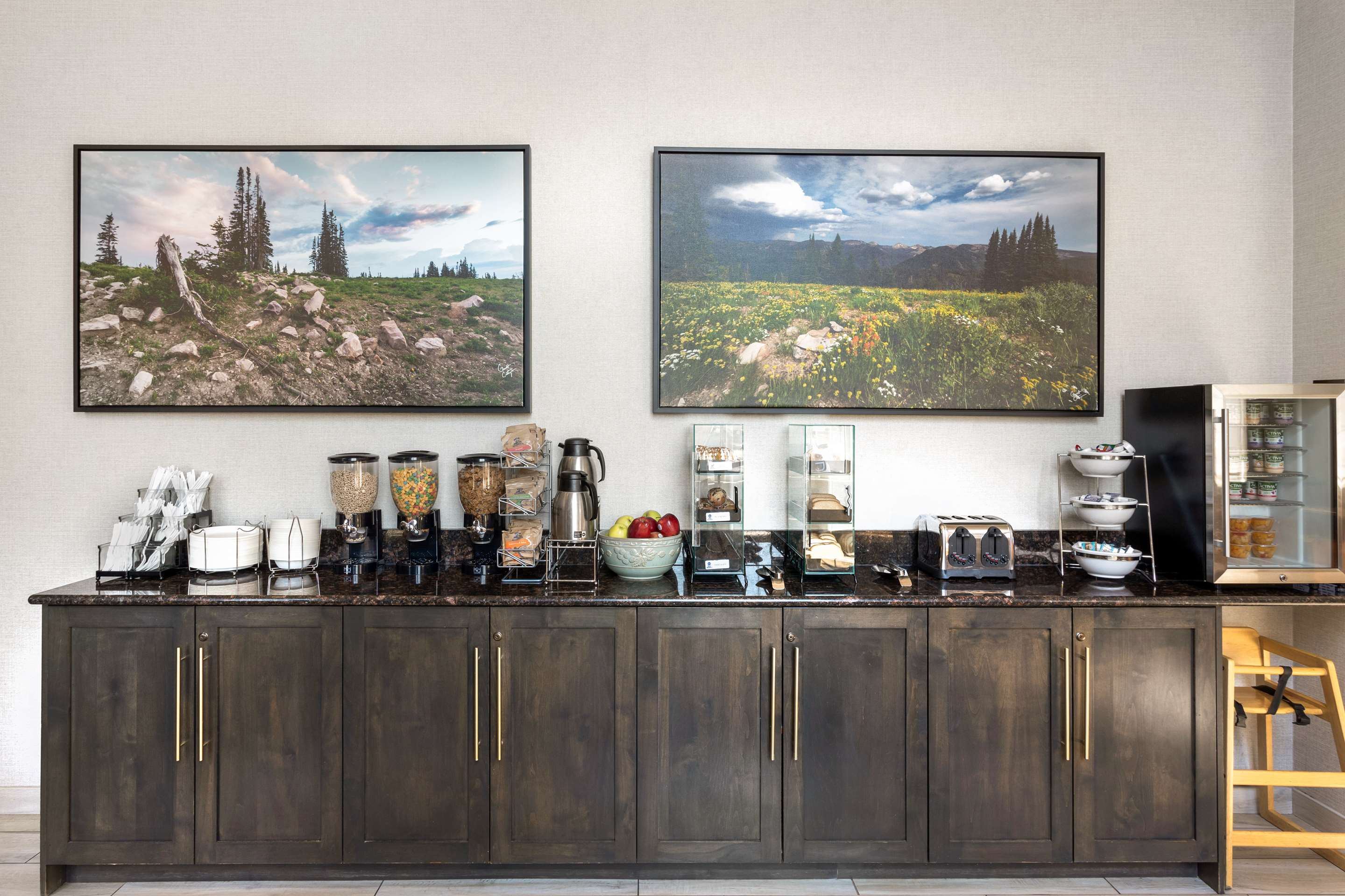 Breakfast Area | BEST WESTERN Holiday Hills