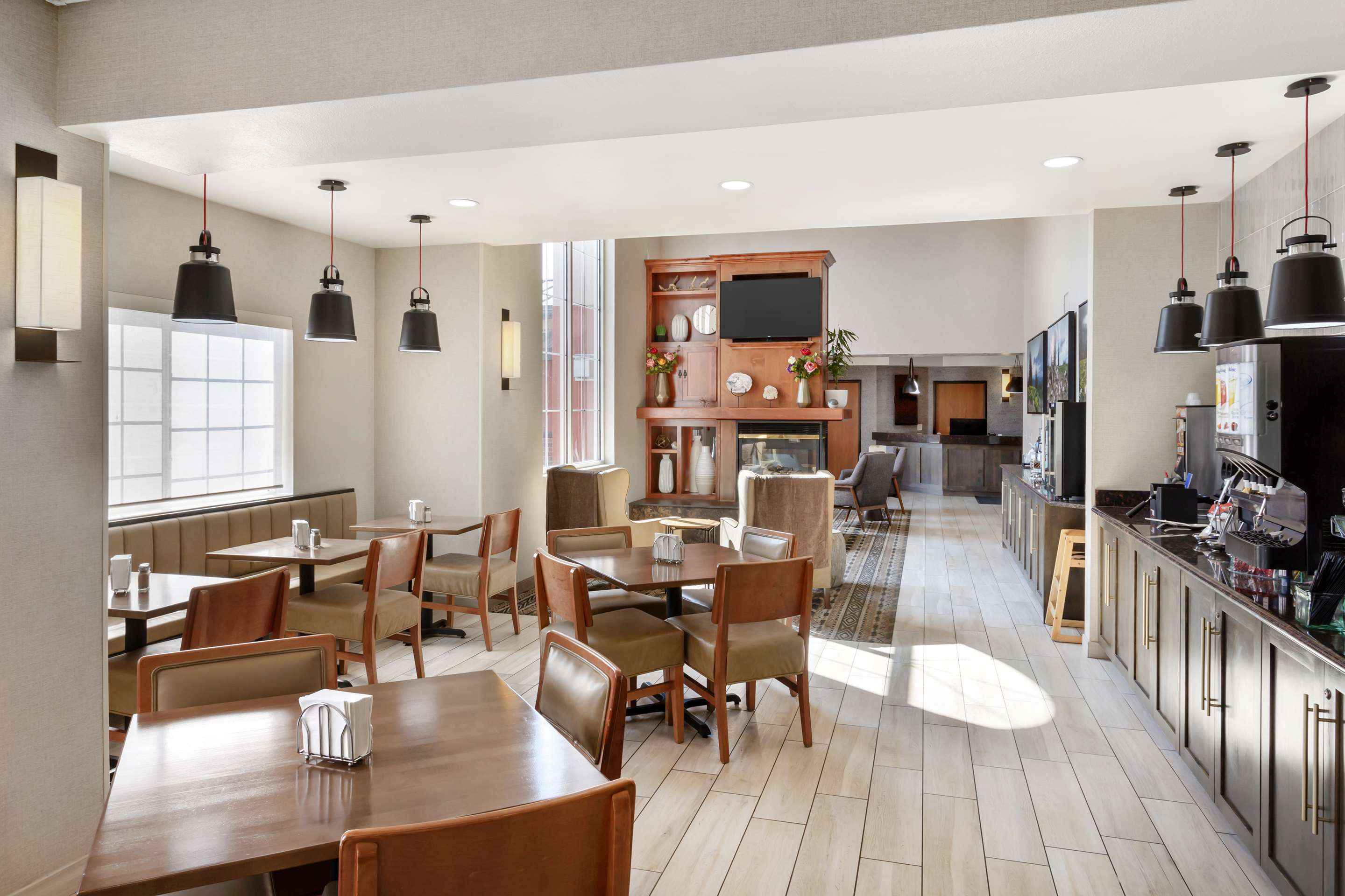 Breakfast Area | BEST WESTERN Holiday Hills