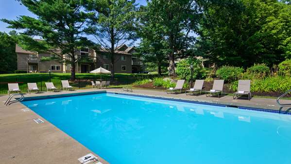 Pool - Best Western Inn & Suites Rutland