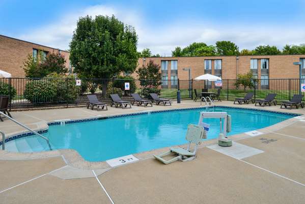 Pool - Best Western Hotel Leesburg