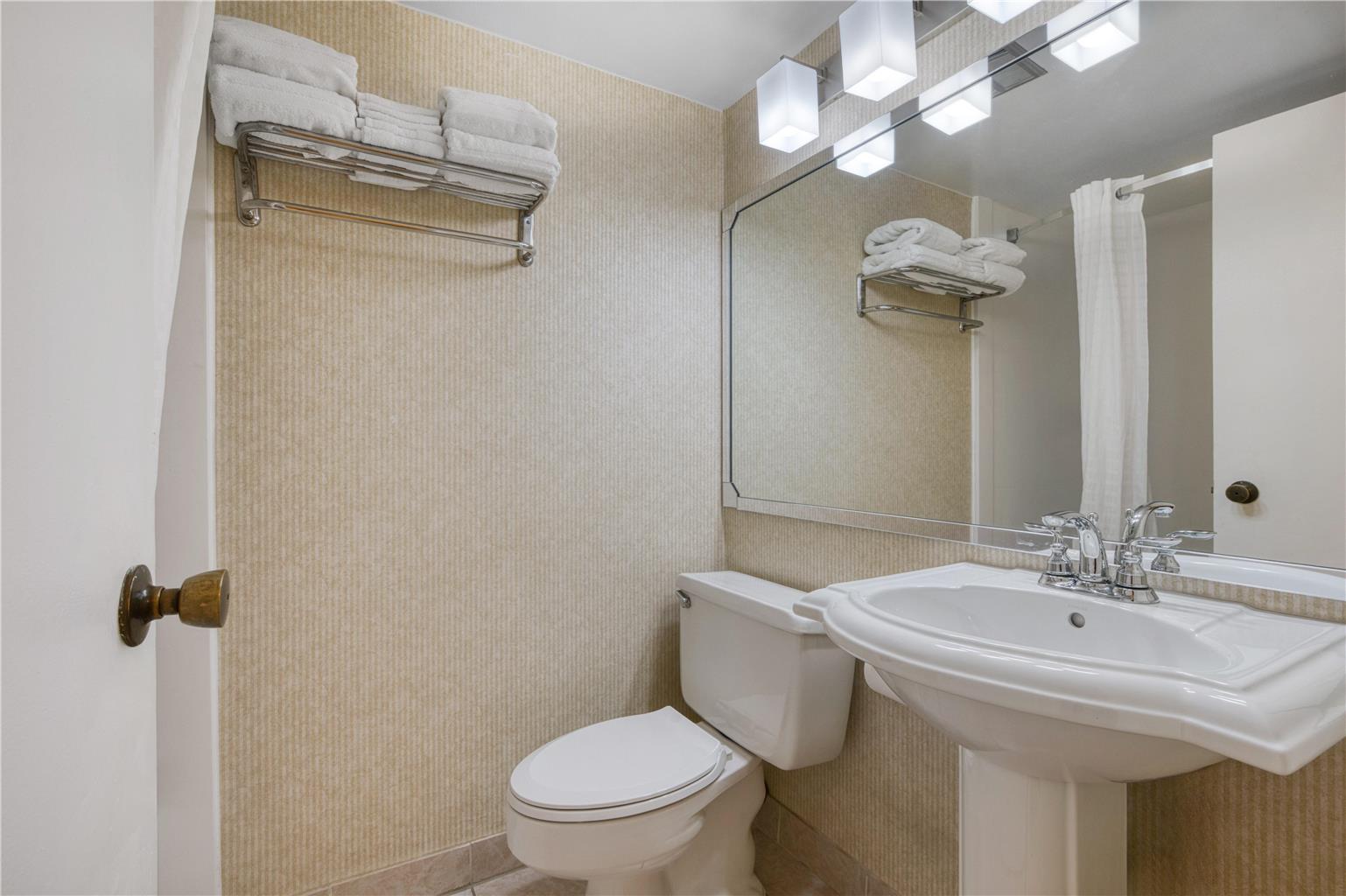 Best Western Battlefield Inn-guestroom-Guest Room,Bathroom,On-Site.jpg