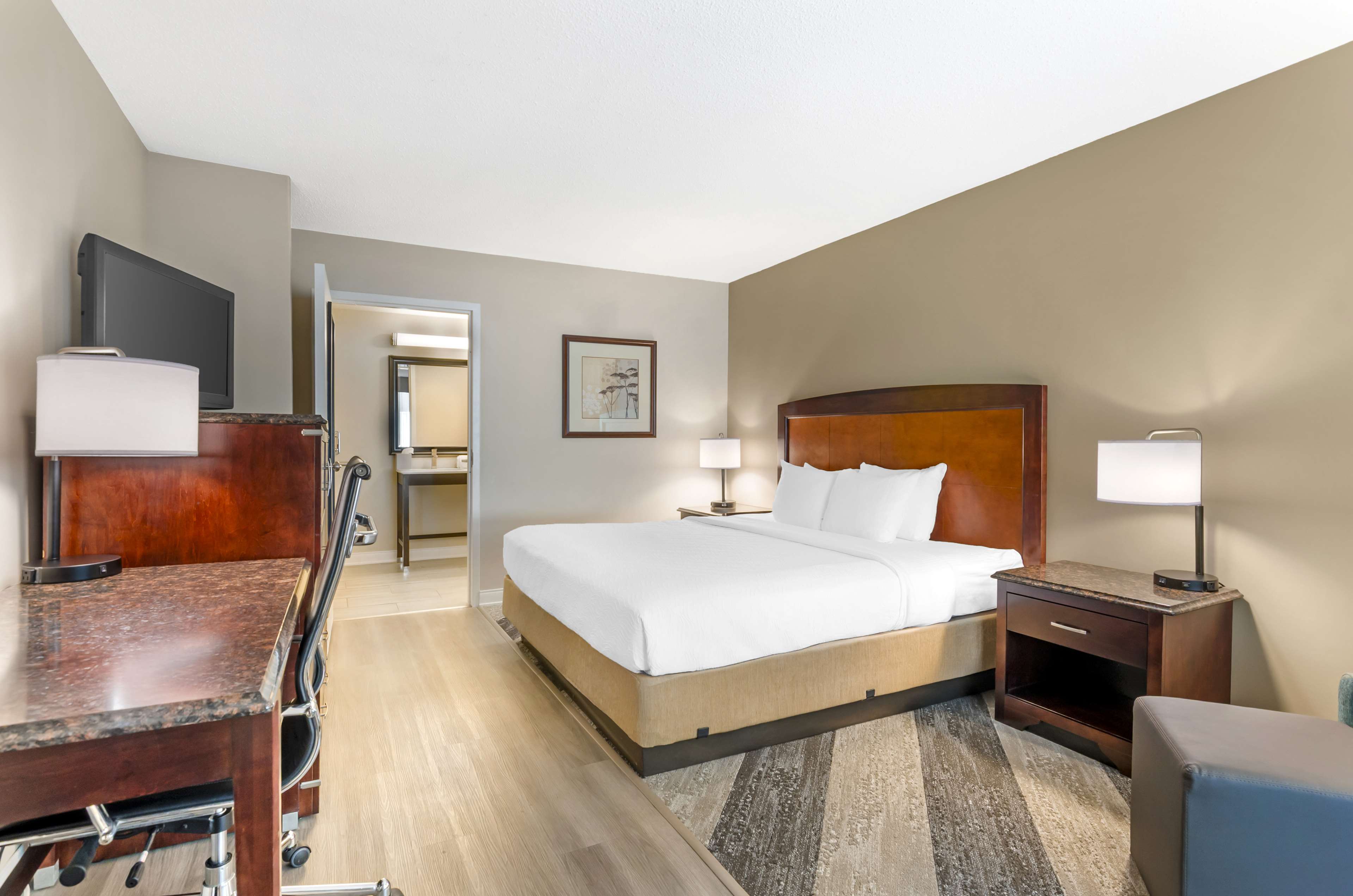 Best Western Lexington Inn Room Type - Accessible - 1 King, Mobility Accessible, Bathtub, Microwave And Mini-Refrigerator, Wi-Fi, Non-Smoki