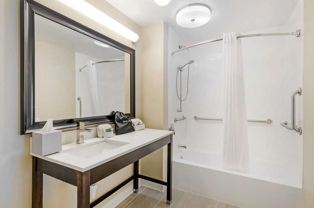 Best Western Lexington Inn-guestroom-Guest Room,Bathroom,On-Site.jpg