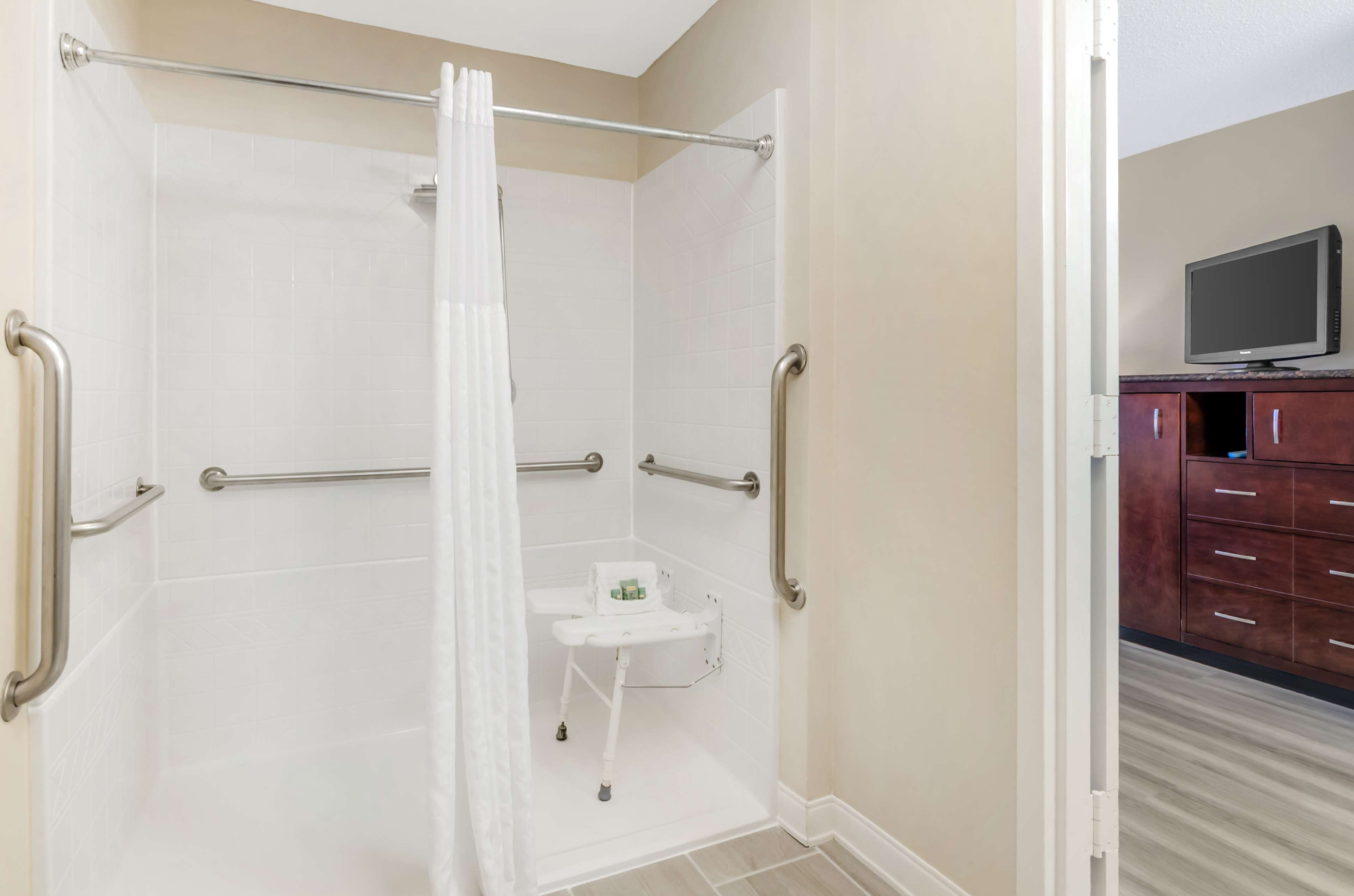 Best Western Lexington Inn Room Type - Accessible - 1 Queen, Mobility Accessible, Roll In Shower, Microwave And Mini-Refrigerator, Wi-Fi, N
