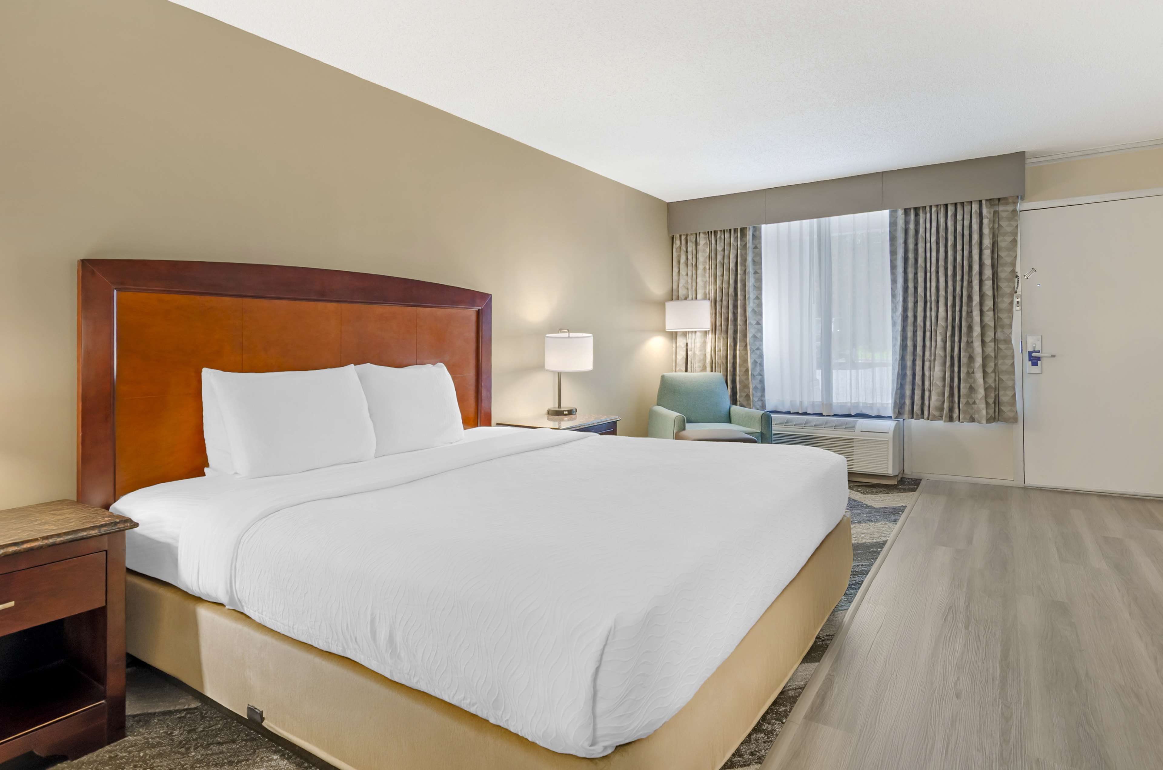 Best Western Lexington Inn Room Type - 1 King Bed, Non-Smoking, Work Desk, Microwave And Mini-Refrigerator, Wi-Fi, Full Breakfast