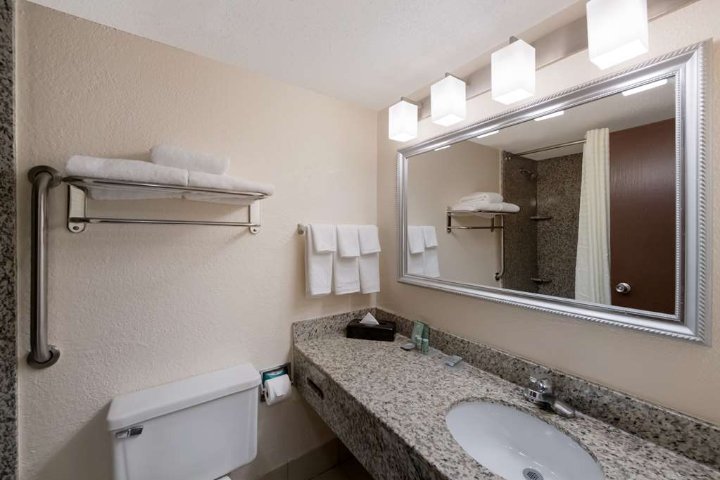 Best Western Hampton Coliseum Inn-guestroom-Guest Room,Bathroom,On-Site.jpg