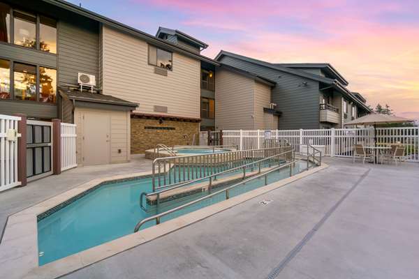 Pool - Best Western Plus Harbor Plaza Hotel Oak Harbor