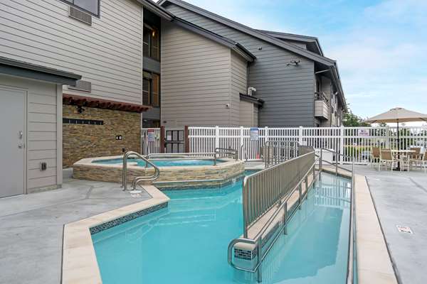 Pool - Best Western Plus Harbor Plaza Hotel Oak Harbor