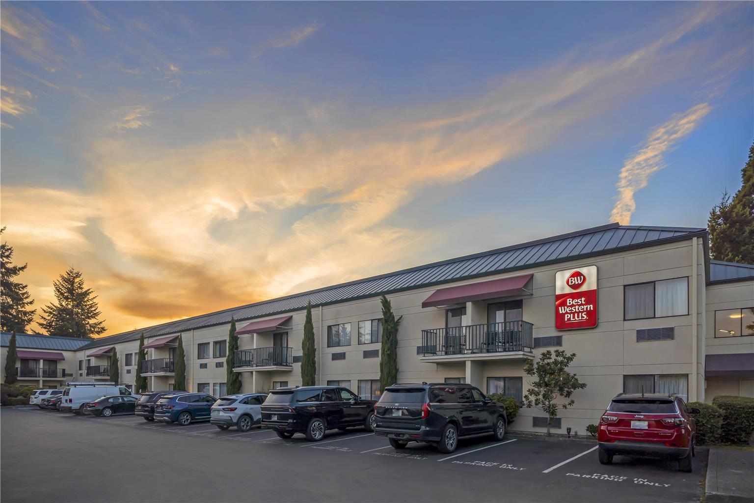 Best Western Plus Plaza by the Green
