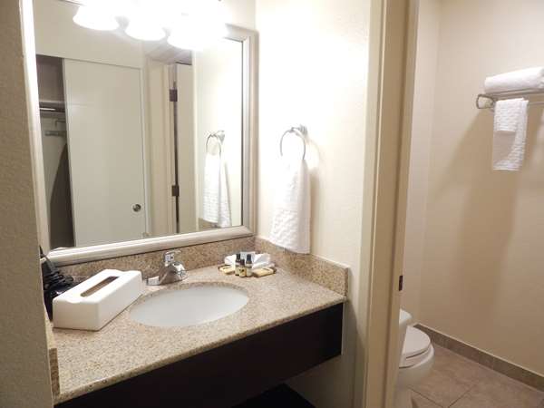  - Best Western Plus Edmonds Harbor Inn