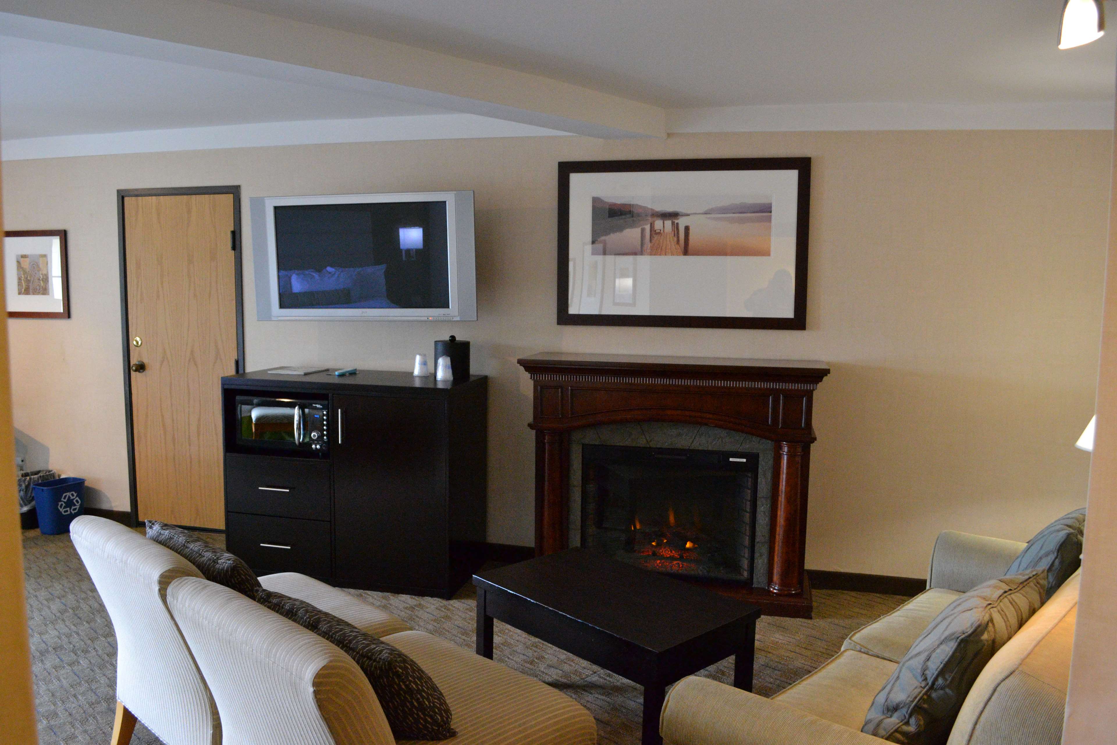 Best Western Plus Silverdale Beach Hotel Room Type - 1 King Bed, Non-Smoking, Larger Room, Jetted Tub, Safe, Sofabed, 55 Inch Lcd Tv Best Western Plus Silverdale Beach Hotel Room Type - 1 King Bed, Non-Smoking, Larger Room, Jetted Tub, Safe, Sofabed, 55 Inch Lcd Tv