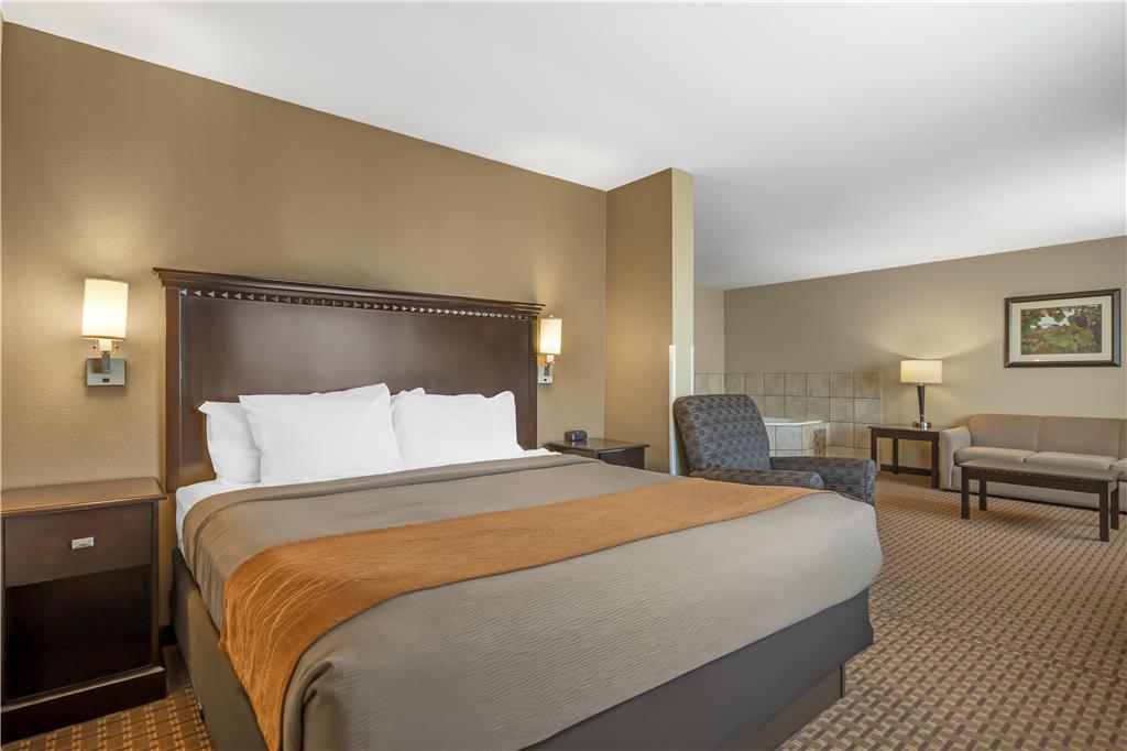 Best Western Plus Vintage Valley Inn-guestroom-Guest Room,King bed,Guest Room Amenity,Coffee/tea facilities,Mini-Refrigerator,TV and multimedia,Suite,Honeymoon,On-Site,Telephone,Hot Tub,Iron/Ironing Board,Microwave,Wardrobe.jpg