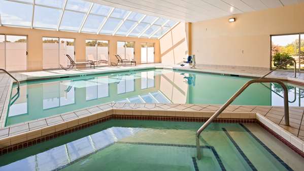 Pool - Best Western Resort Hotel Conference Ctr Portage - I-39, Exit 92
