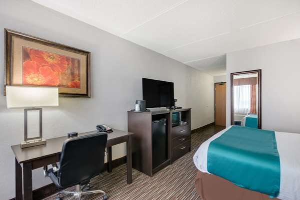  - Best Western Waukasha Grand Inn Pewaukee - I-94, Exit 293