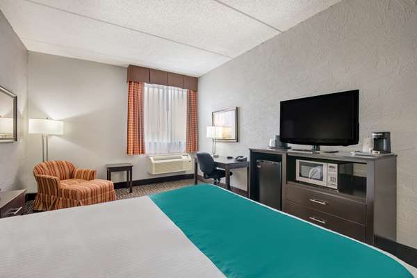  - Best Western Waukasha Grand Inn Pewaukee - I-94, Exit 293