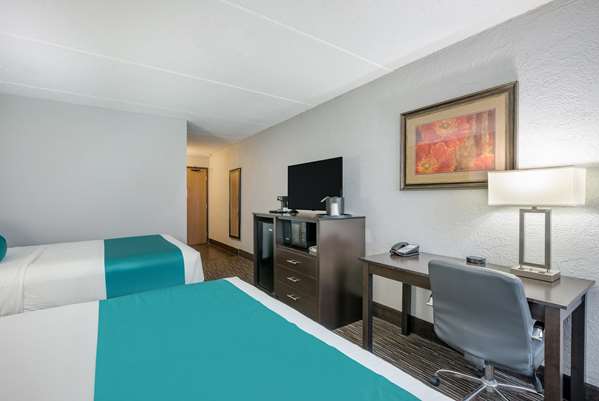  - Best Western Waukasha Grand Inn Pewaukee - I-94, Exit 293