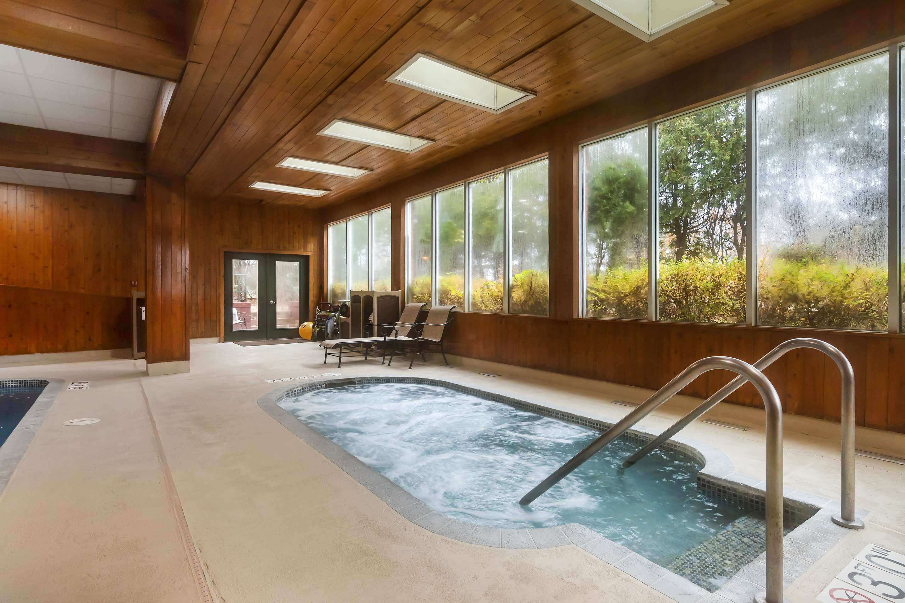 Pool | Best Western Plus Concord Inn