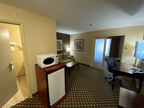 Suite - Best Western Strathmore Inn