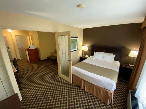 Suite - Best Western Strathmore Inn