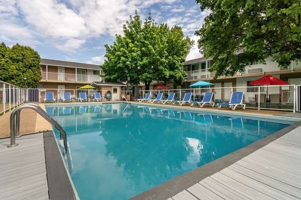 Pool - Best Western Plus Inn at Penticton