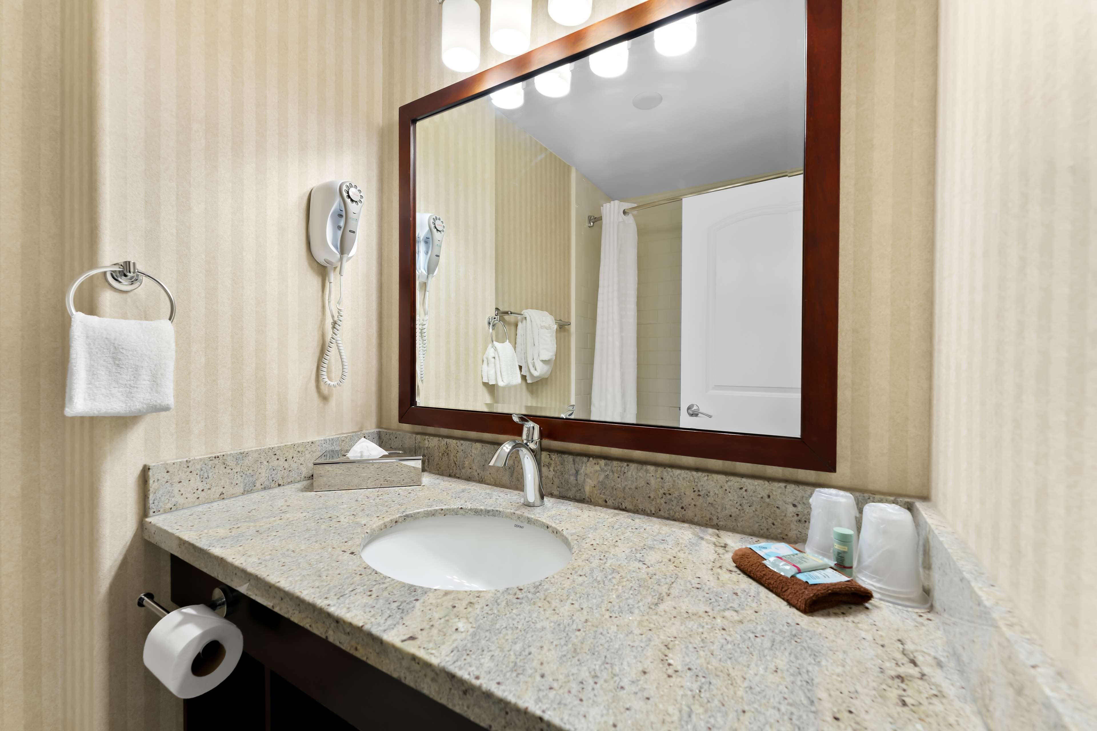 Best Western Williams Lake Hotel Room Type - 2 Queen Beds, Non-Smoking, 42 Inch Lcd Tv, Microwave And Refrigerator, High Speed Net, Continental B