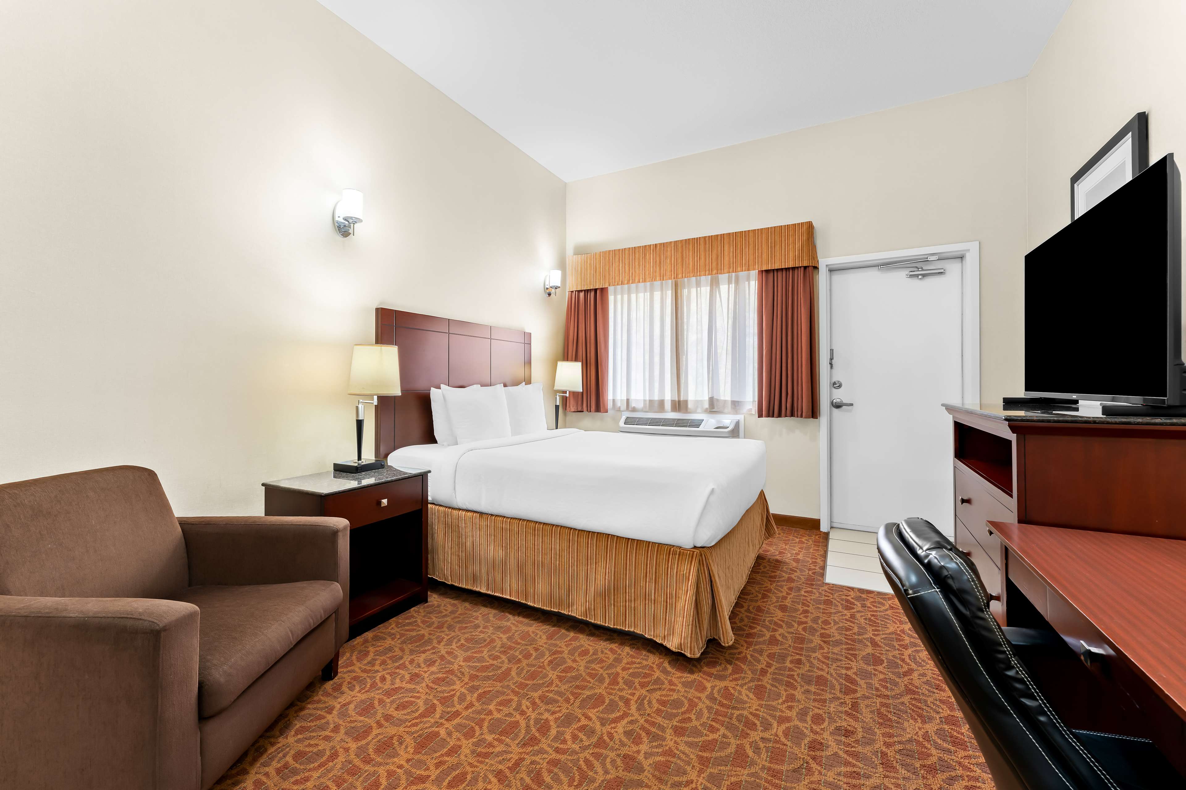 Best Western Williams Lake Hotel Room Type - Accessible - 1 Queen, Mobility Accessible, Bathtub, Non-Smoking, Continental Breakfast