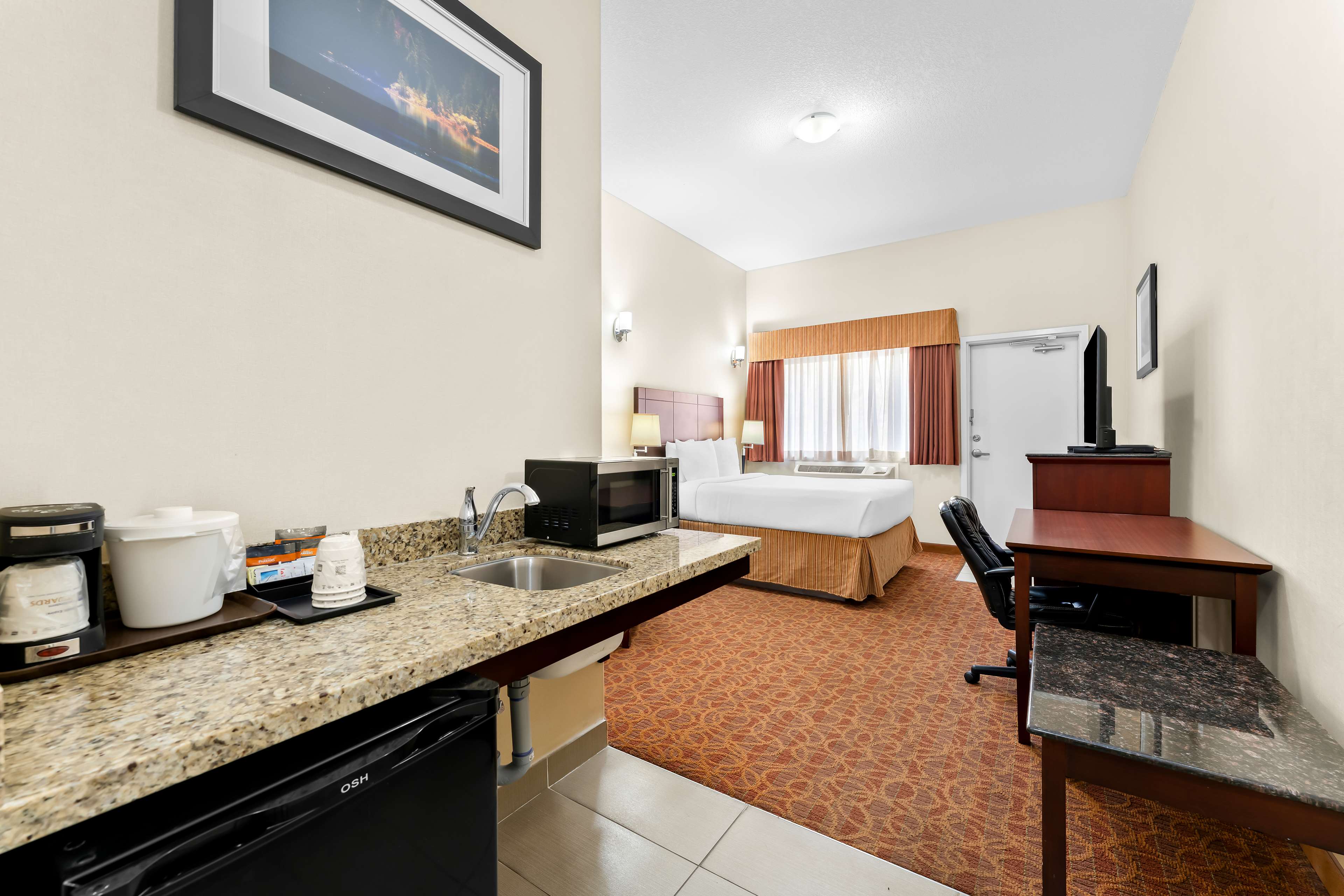 Best Western Williams Lake Hotel Room Type - 1 Queen Bed, Mobility Accessible, Bathtub, Pet Friendly Room, Non-Smoking, Continental Breakfast