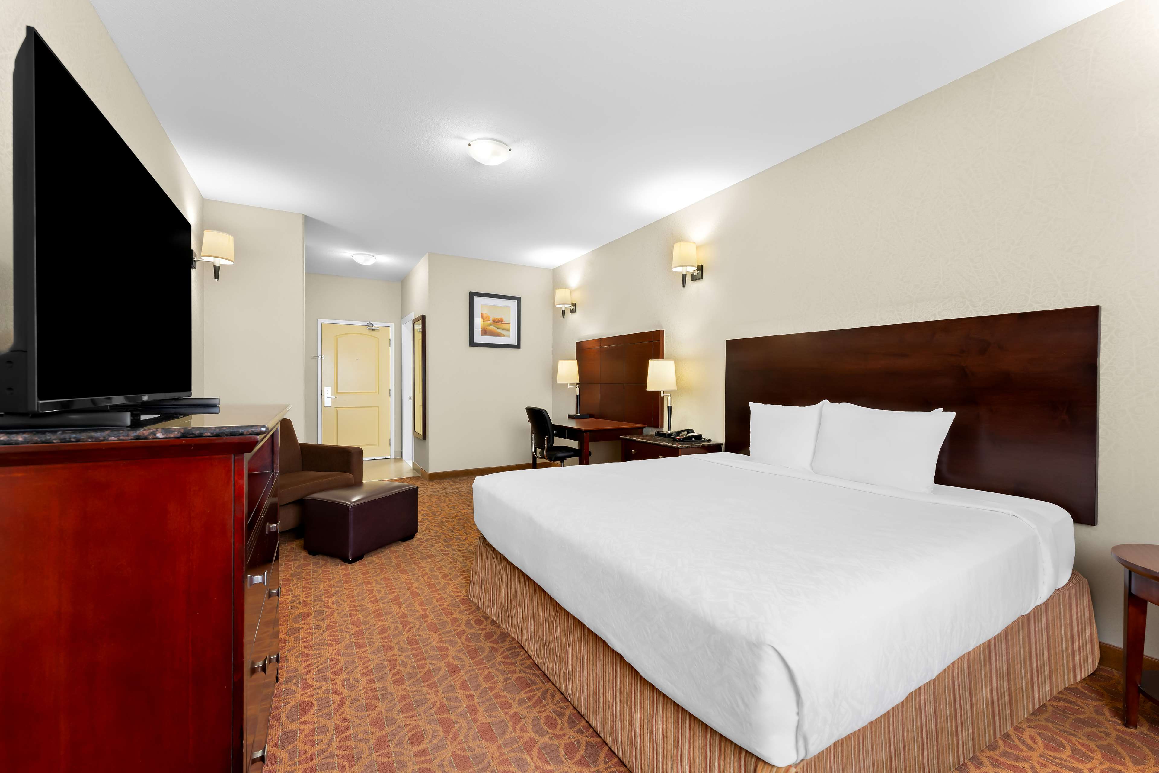 Best Western Williams Lake Hotel Room Type - 1 King Bed, Non-Smoking, Sofabed, Microwave And Refrigerator, 42 Inch Lcd Television, Continental Br