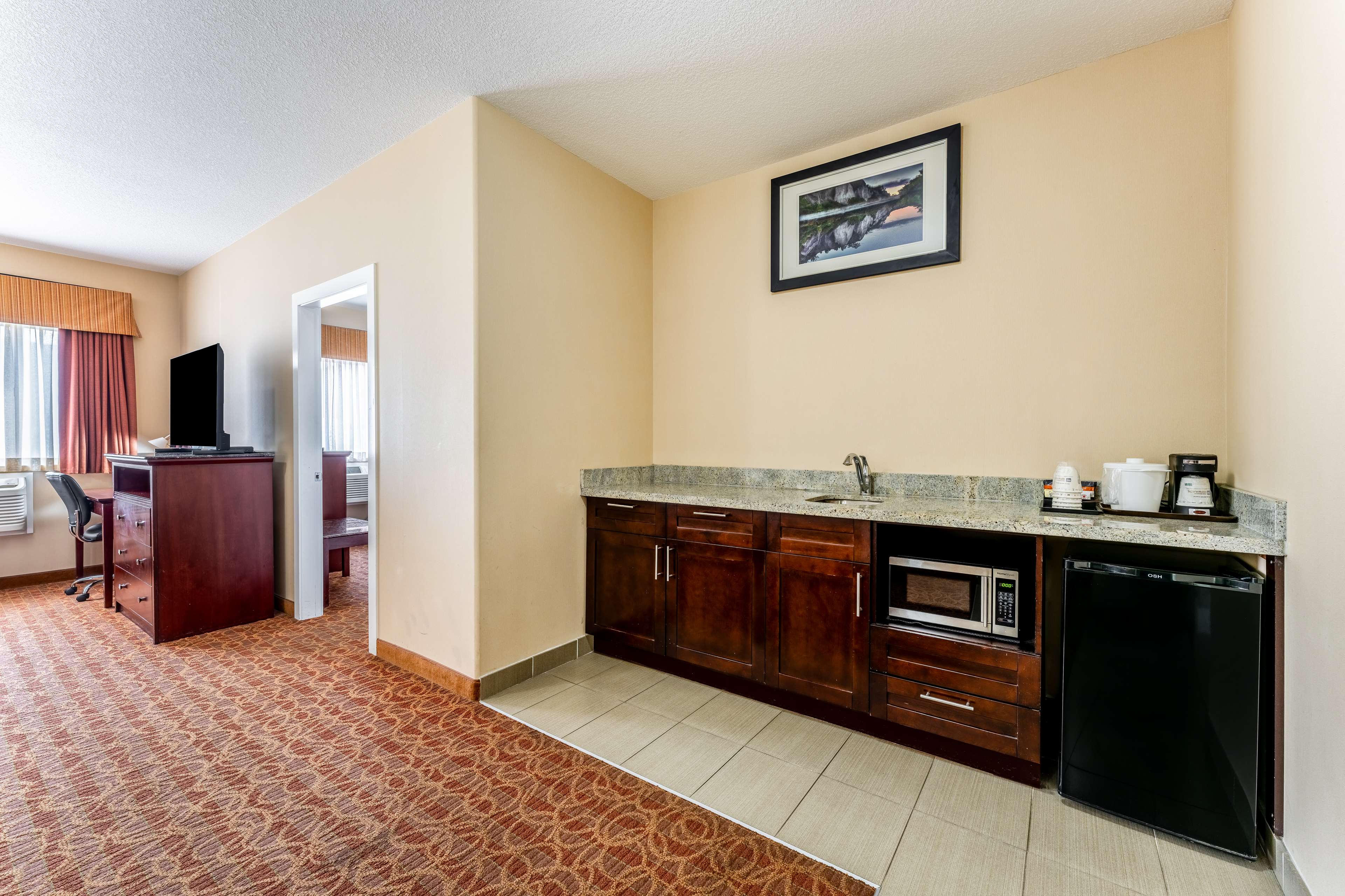 Best Western Williams Lake Hotel Room Type - Suite-1 Room 3 Beds, Non-Smoking, One King Bed, Two Queen Beds, Flat Screen Television, Desk, Microw Best Western Williams Lake Hotel Room Type - Suite-1 Room 3 Beds, Non-Smoking, One King Bed, Two Queen Beds, Flat Screen Television, Desk, Microw