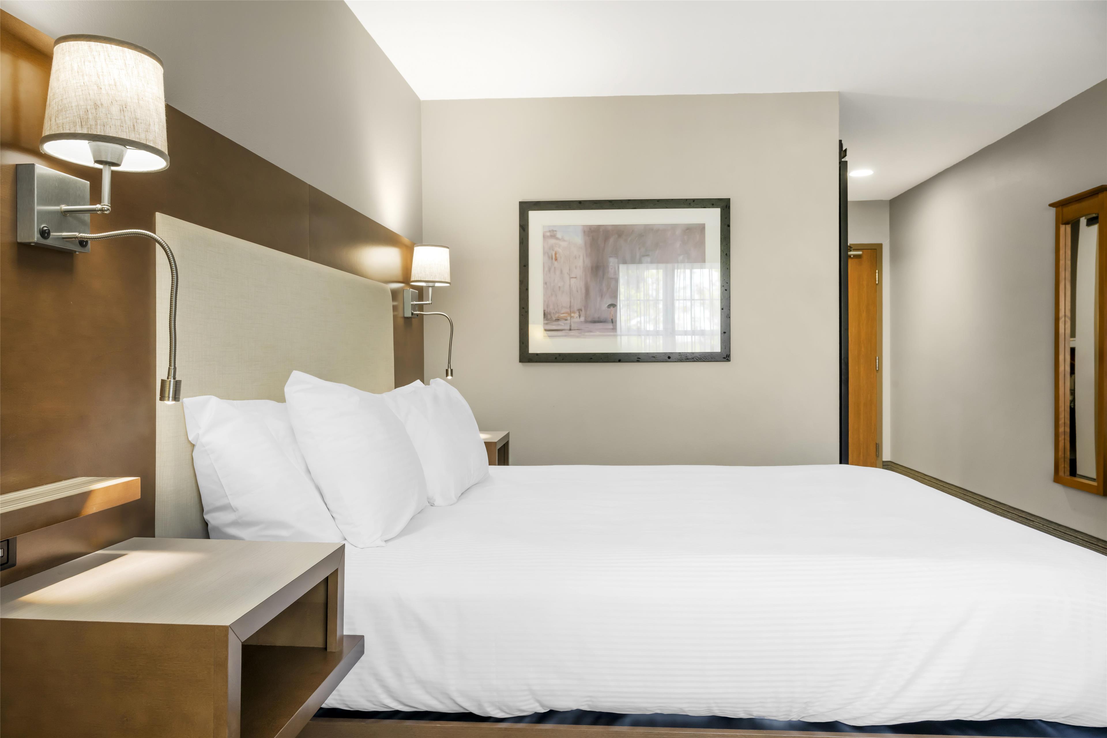 Best Western Plus Woodstock Hotel & Conference Centre Room Type - Accessible - 1 Queen, Mobility Accessible, Roll In Shower, Non-Smoking, Full Breakfast Best Western Plus Woodstock Hotel & Conference Centre Room Type - Accessible - 1 Queen, Mobility Accessible, Roll In Shower, Non-Smoking, Full Breakfast