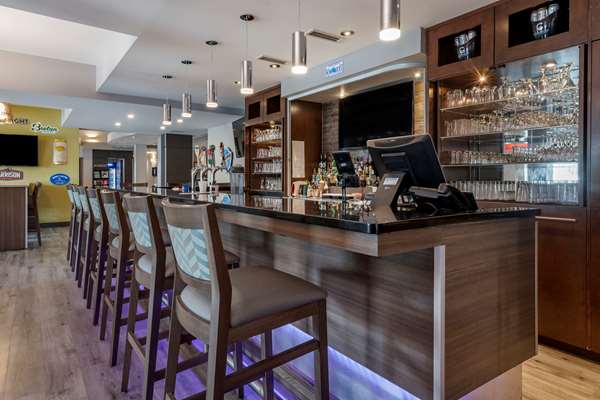 Bar - Best Western Plus Dartmouth Hotel & Suites